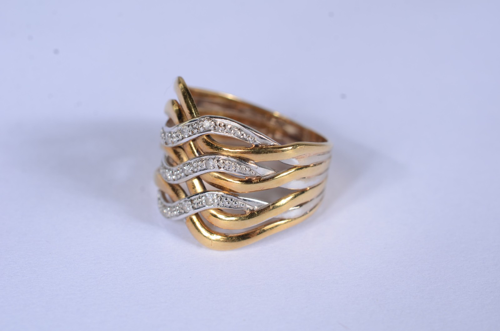 Anel de ouro 18 k., contraste 750 entrelaçado com mini brilhantes... - foto 1 de 8