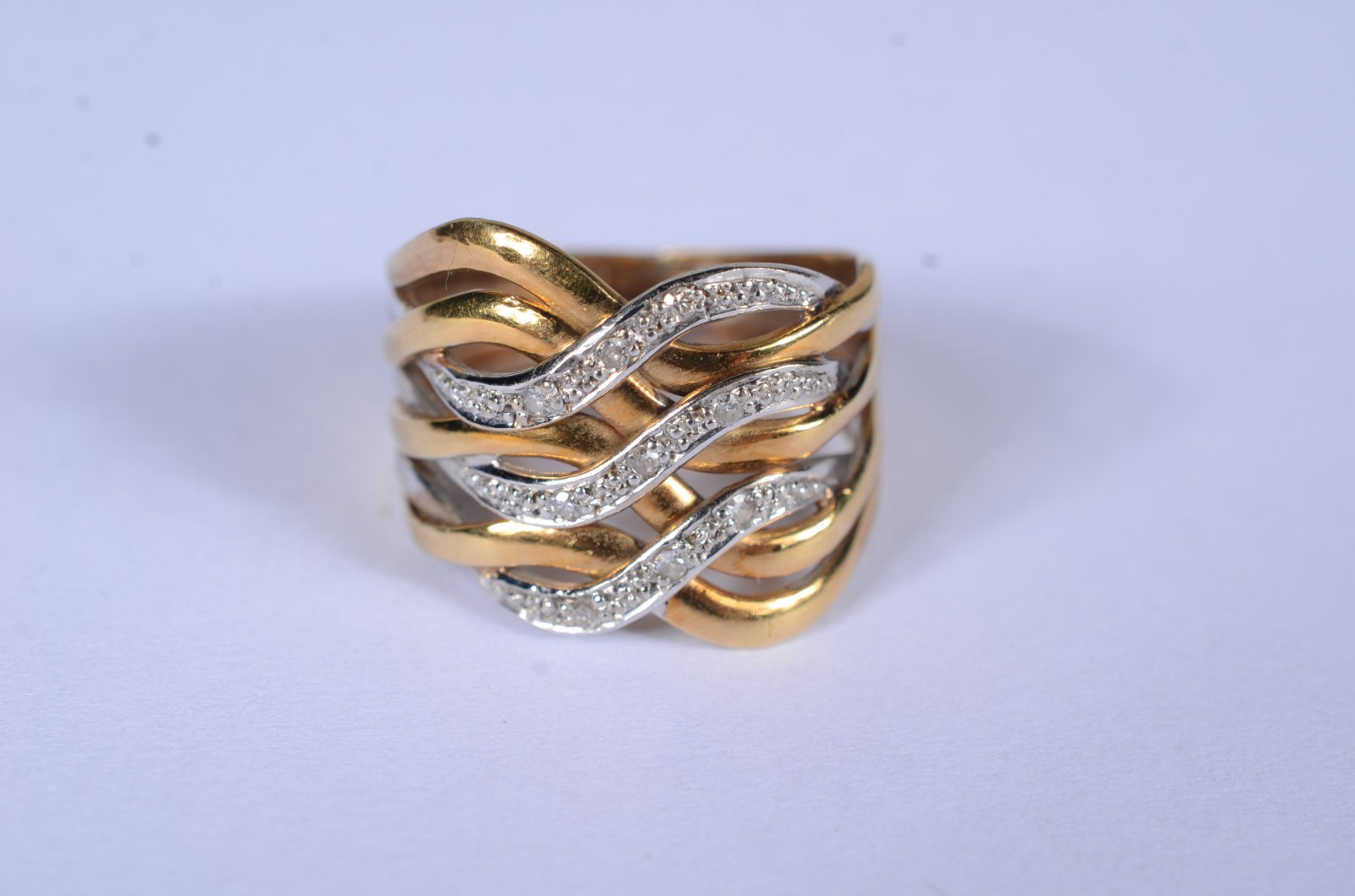Anel de ouro 18 k., contraste 750 entrelaçado com mini brilhantes... - foto 2 de 8