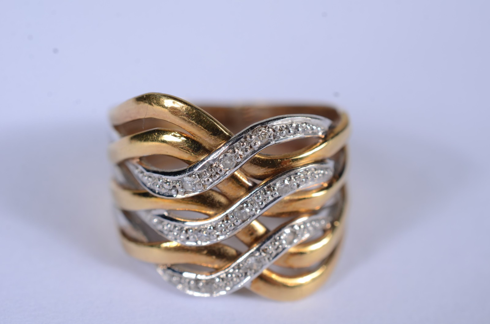 Anel de ouro 18 k., contraste 750 entrelaçado com mini brilhantes... - foto 3 de 8