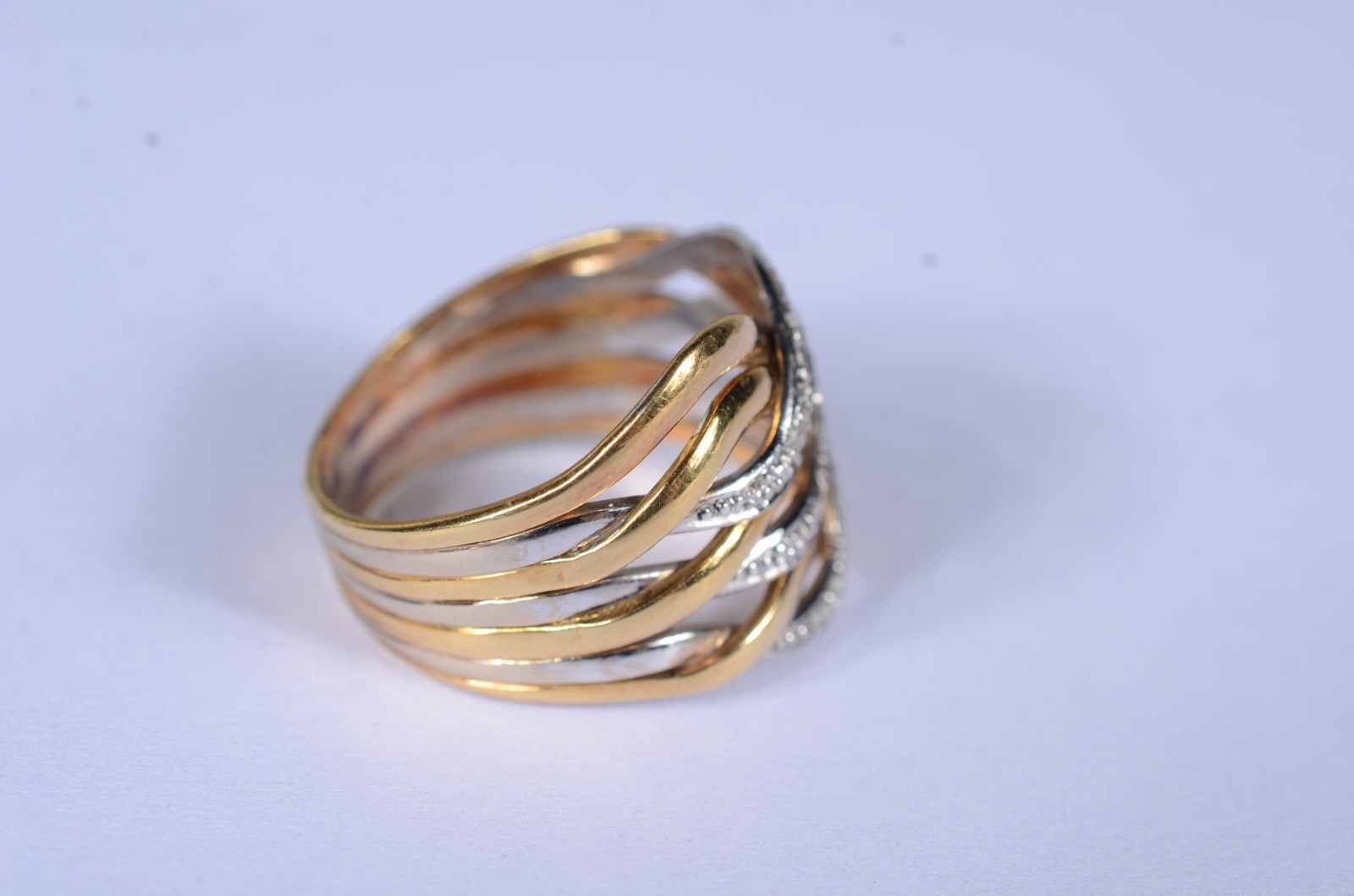 Anel de ouro 18 k., contraste 750 entrelaçado com mini brilhantes... - foto 4 de 8