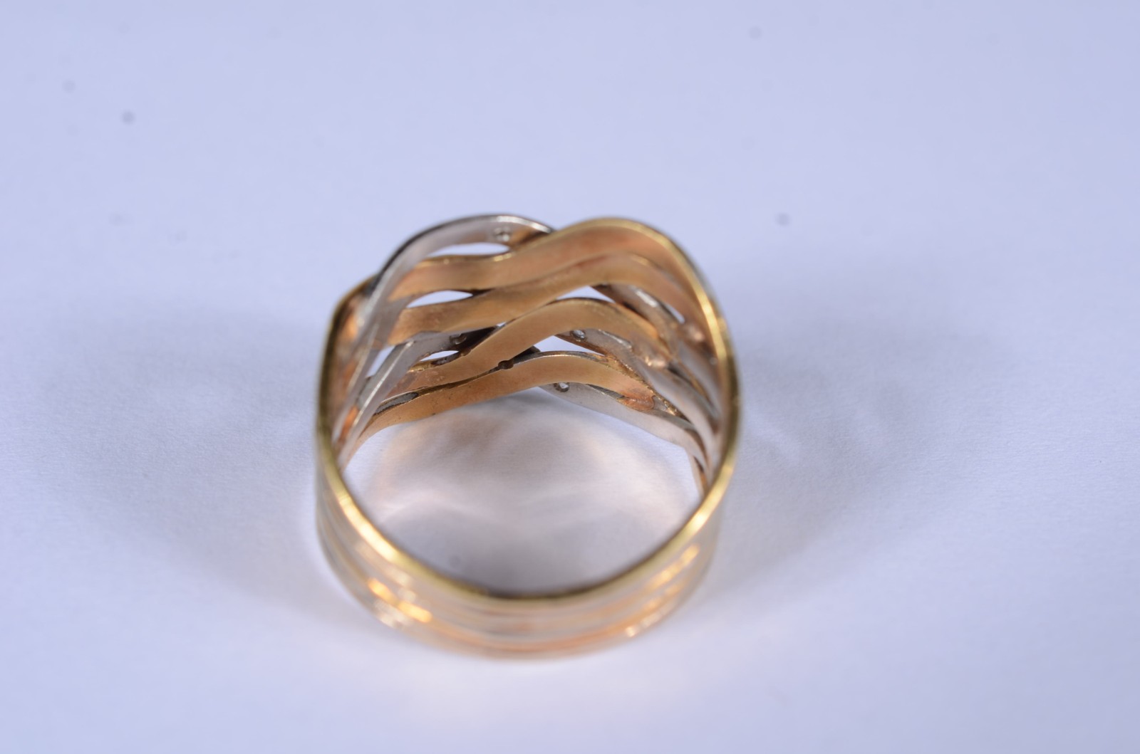 Anel de ouro 18 k., contraste 750 entrelaçado com mini brilhantes... - foto 5 de 8