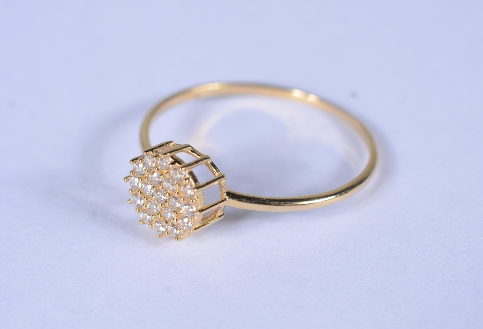 Anel feitio chuveiro de ouro 18 k., cravejado com safiras brancas... - foto 1 de 7