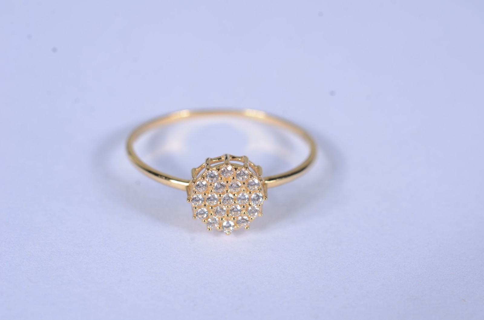 Anel feitio chuveiro de ouro 18 k., cravejado com safiras brancas... - foto 2 de 7