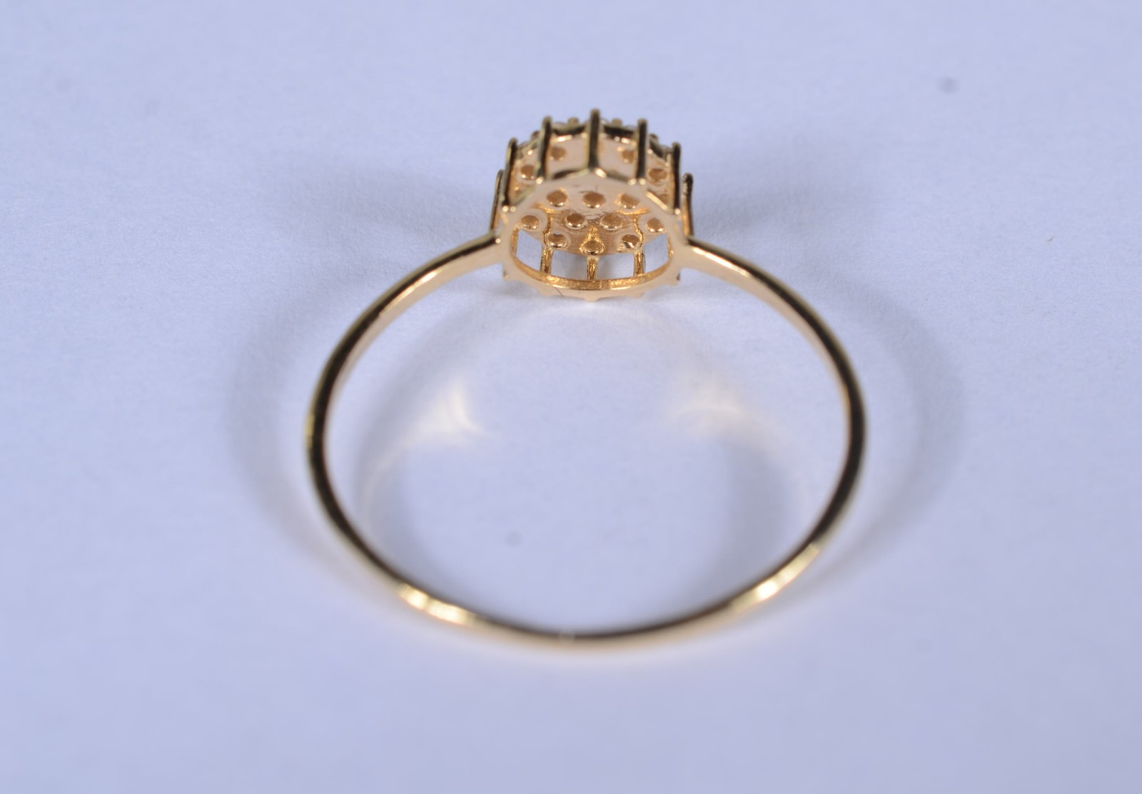 Anel feitio chuveiro de ouro 18 k., cravejado com safiras brancas... - foto 4 de 7