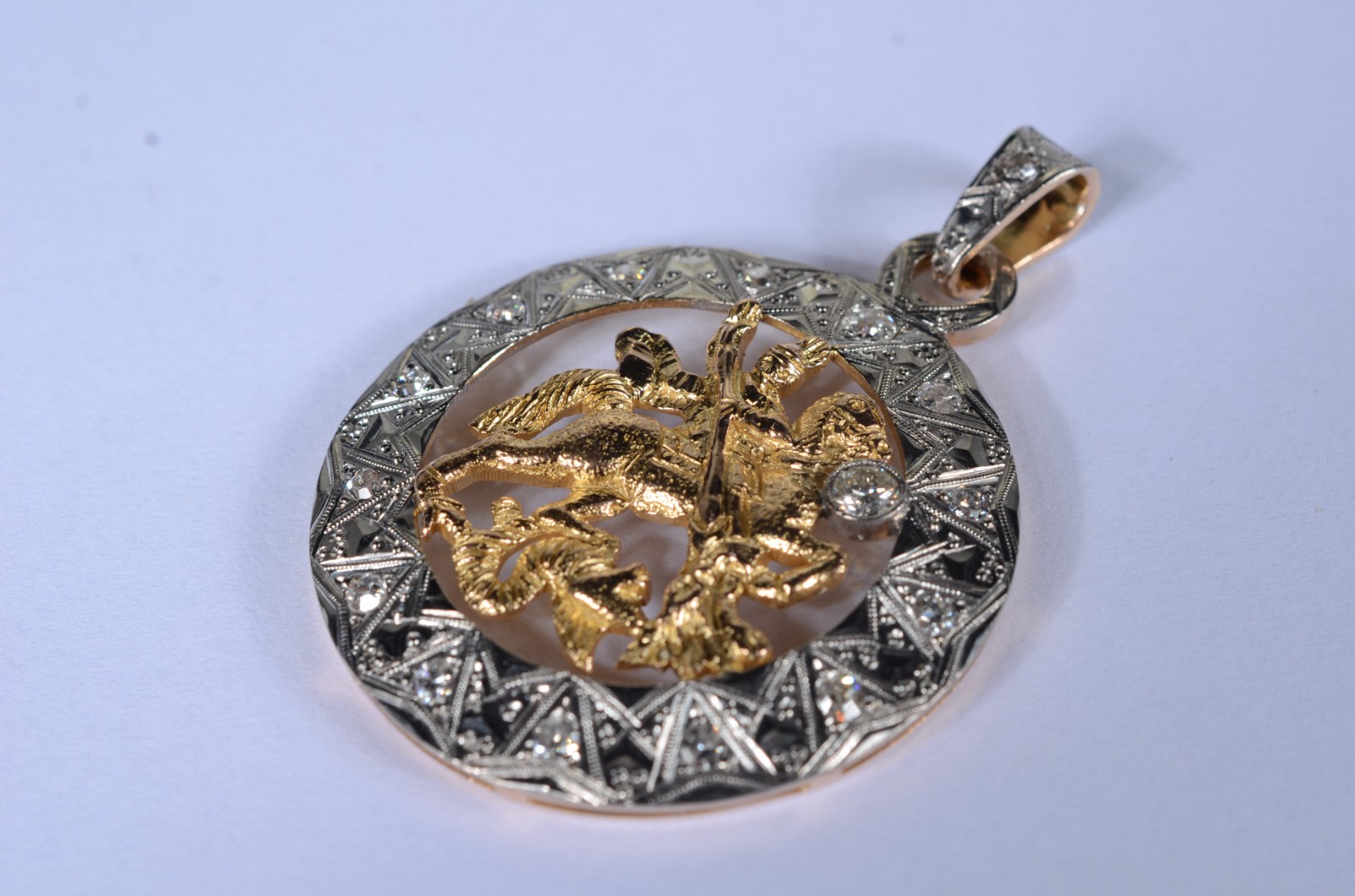Pendente de São Jorge de ouro 18 k., e ouro branco cravejado com... - foto 1 de 6