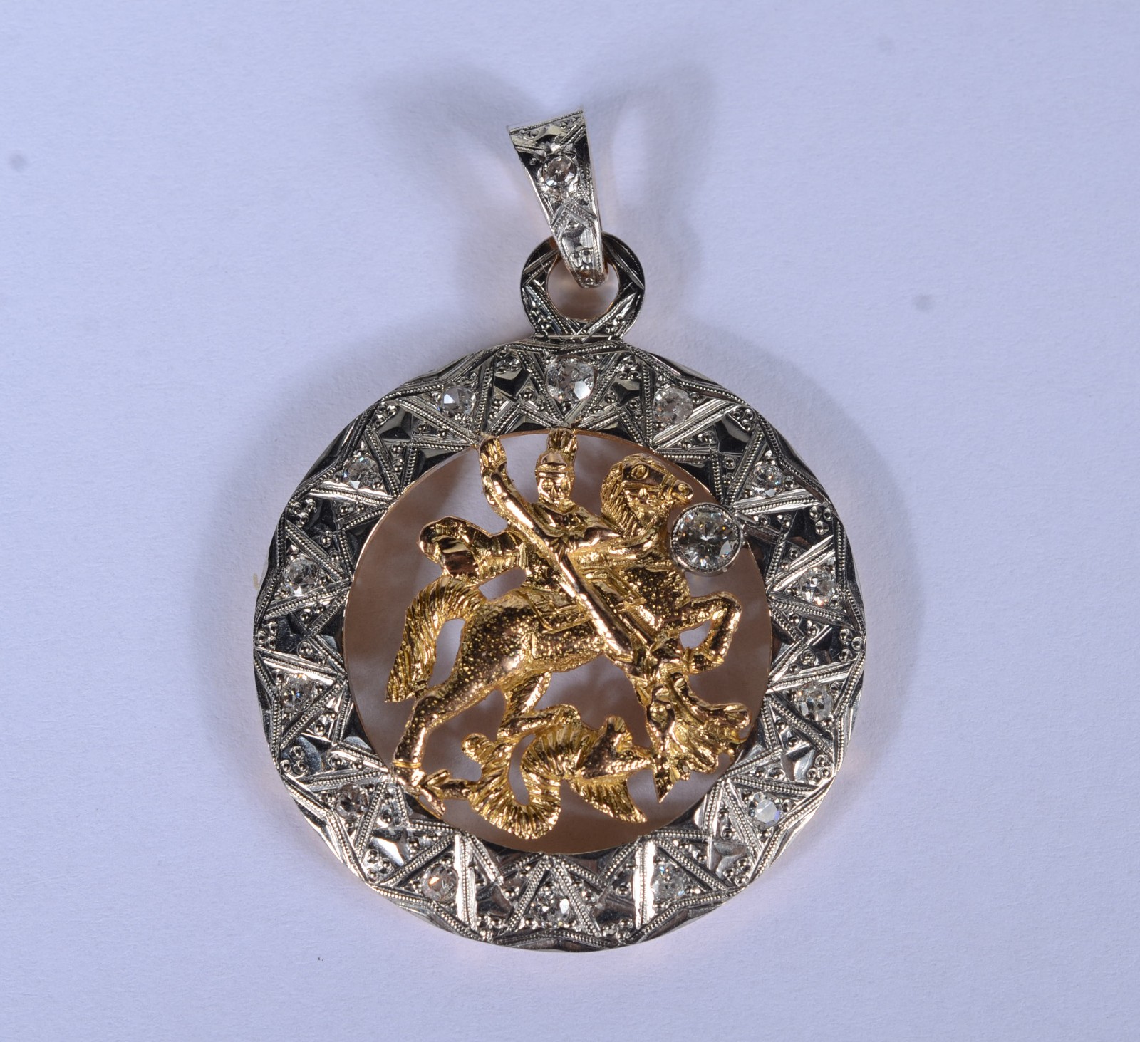 Pendente de São Jorge de ouro 18 k., e ouro branco cravejado com... - foto 2 de 6