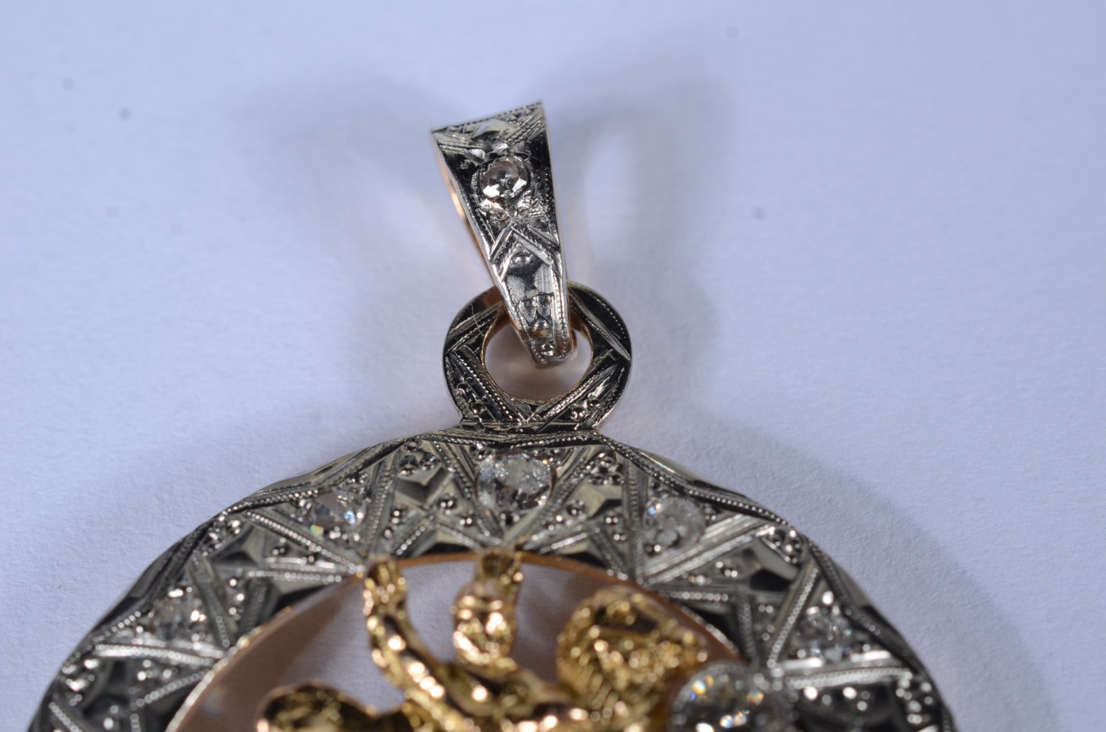 Pendente de São Jorge de ouro 18 k., e ouro branco cravejado com... - foto 3 de 6