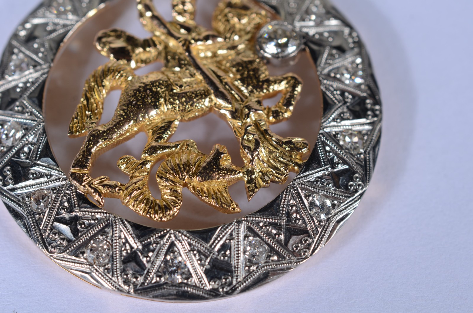 Pendente de São Jorge de ouro 18 k., e ouro branco cravejado com... - foto 4 de 6
