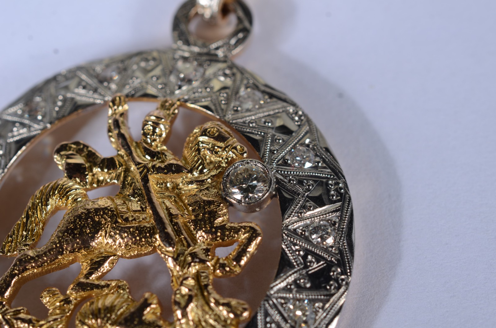 Pendente de São Jorge de ouro 18 k., e ouro branco cravejado com... - foto 5 de 6