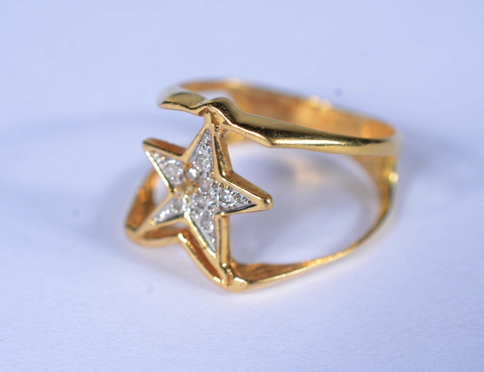 Anel de ouro 18 k., contraste 750, feitio estrela com brilhante, aro... - foto 1 de 6