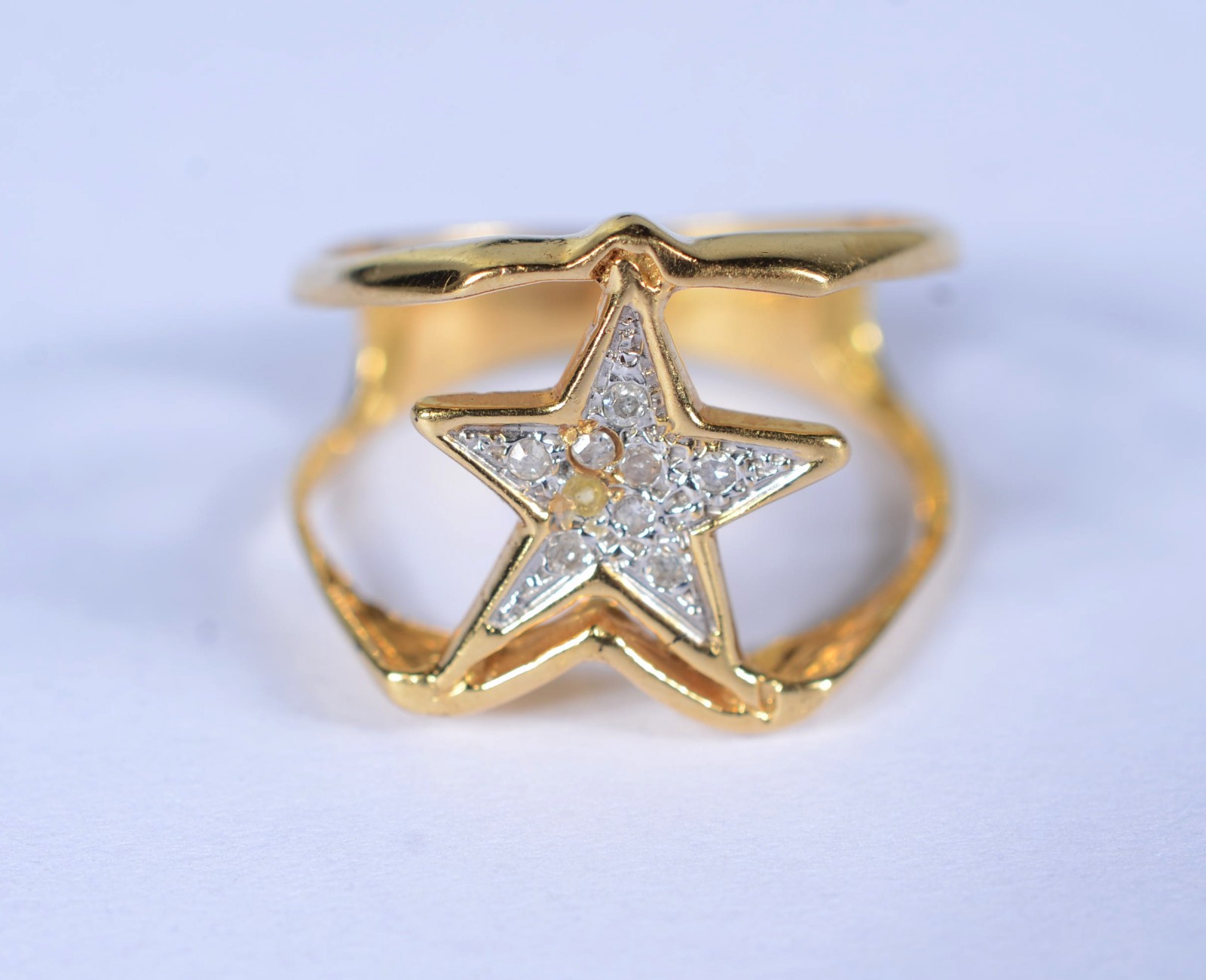 Anel de ouro 18 k., contraste 750, feitio estrela com brilhante, aro... - foto 2 de 6