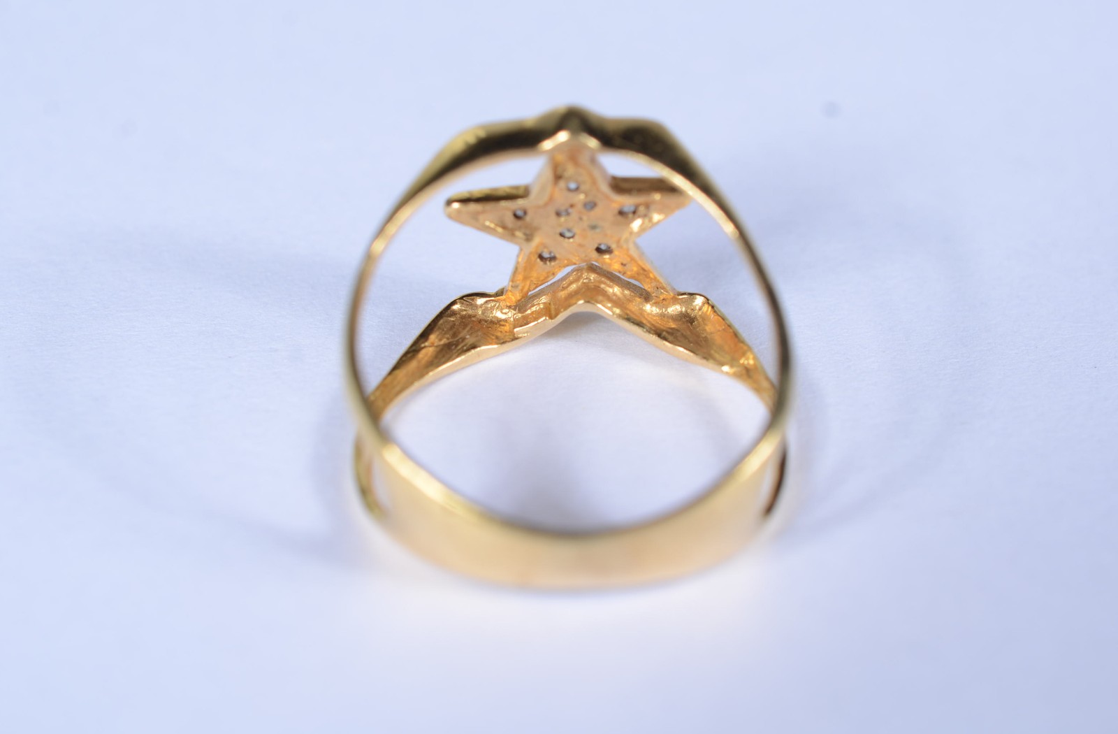 Anel de ouro 18 k., contraste 750, feitio estrela com brilhante, aro... - foto 3 de 6