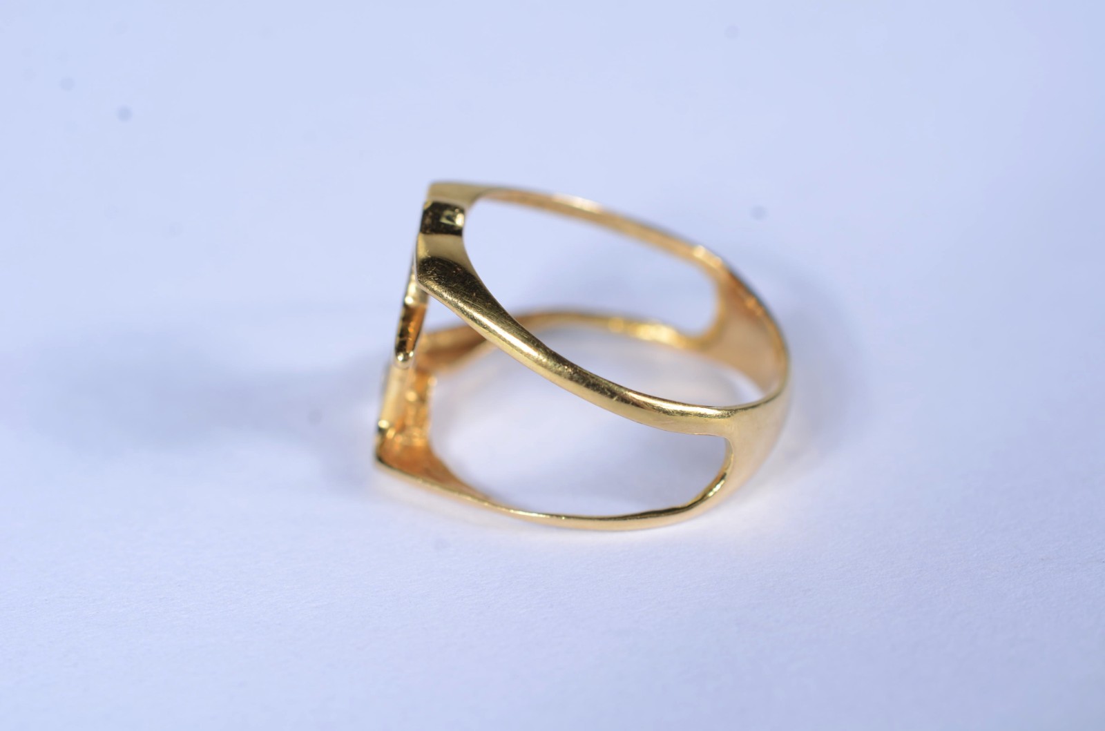 Anel de ouro 18 k., contraste 750, feitio estrela com brilhante, aro... - foto 4 de 6