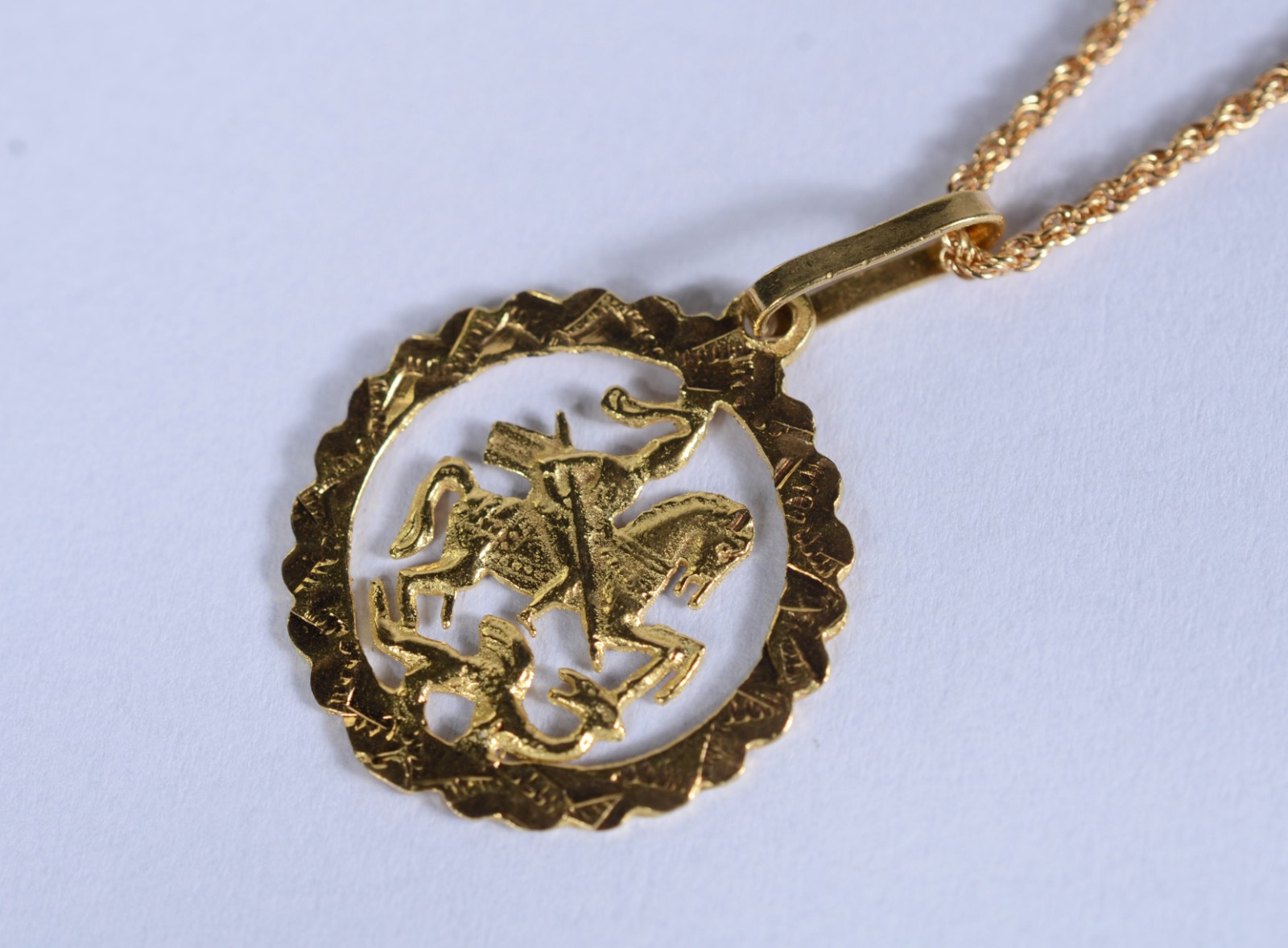 Colar de ouro 18 k., pendente de São Jorge. (Por motivos de segurança... - foto 1 de 10