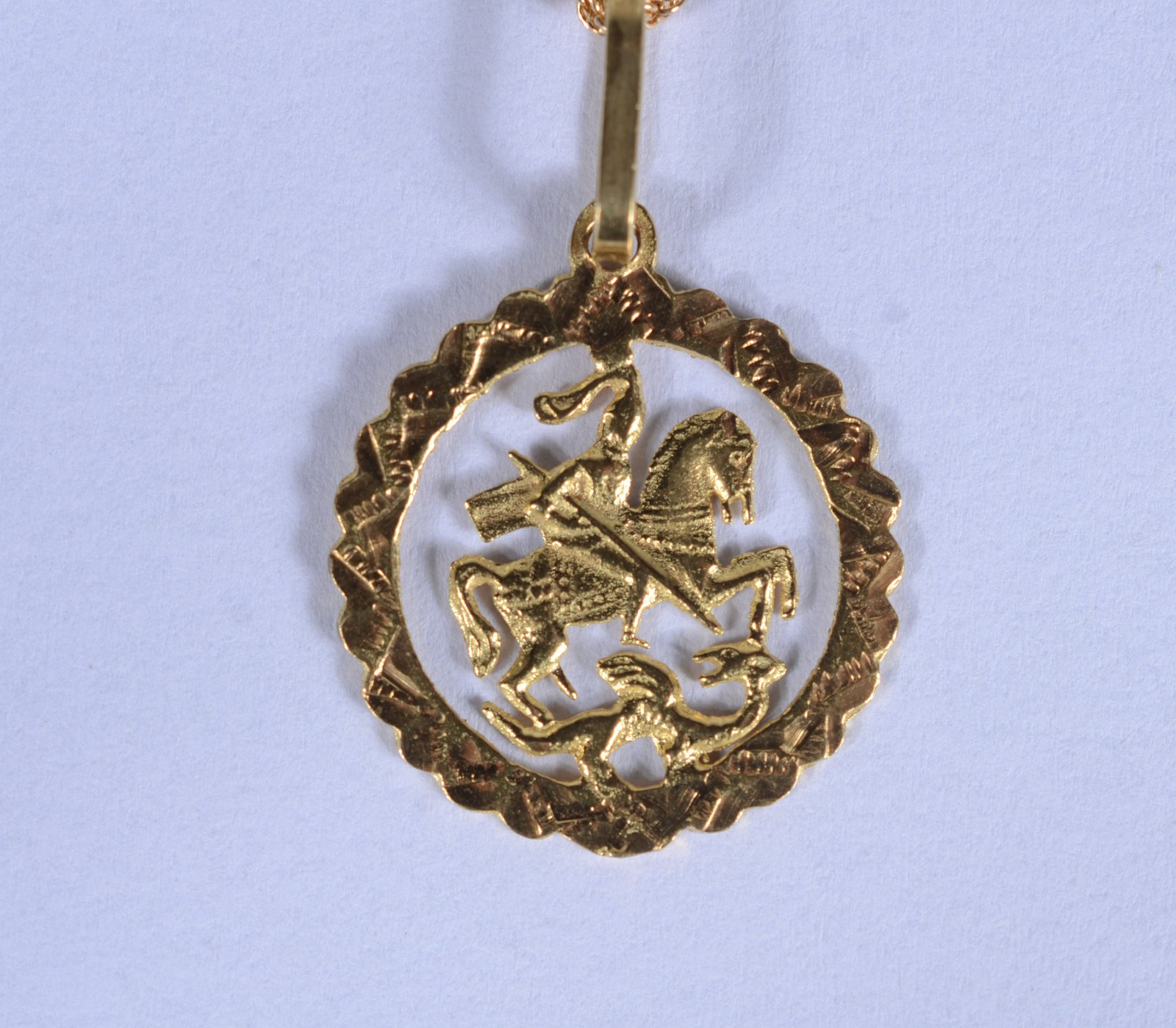 Colar de ouro 18 k., pendente de São Jorge. (Por motivos de segurança... - foto 3 de 10