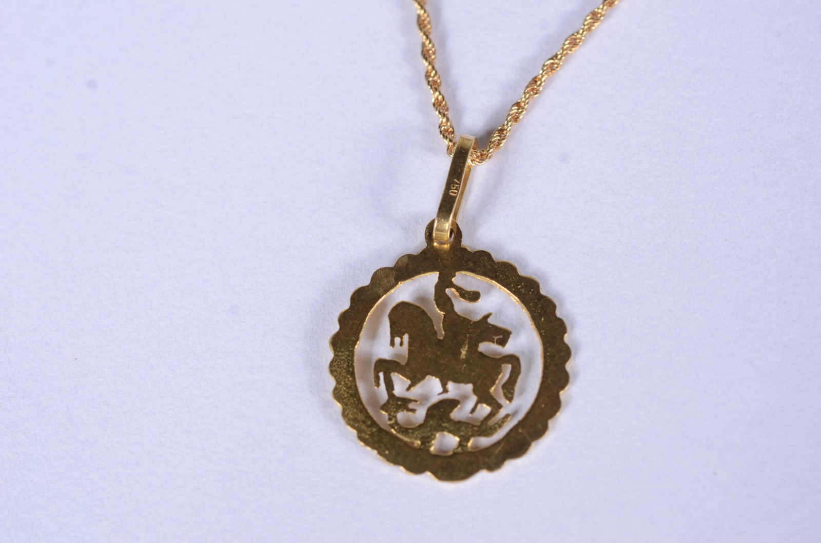 Colar de ouro 18 k., pendente de São Jorge. (Por motivos de segurança... - foto 8 de 10