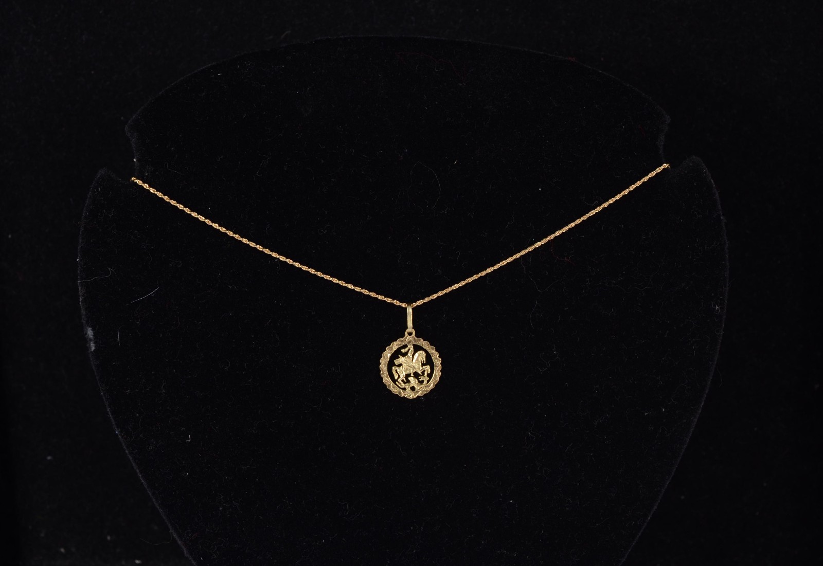 Colar de ouro 18 k., pendente de São Jorge. (Por motivos de segurança... - foto 10 de 10
