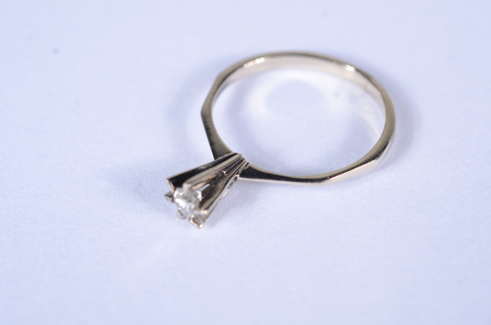 Solitário de ouro branco com um brilhante e 0,10 ct, aro 19. (Por... - foto 1 de 8