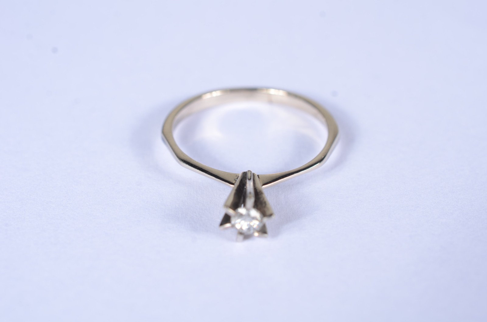 Solitário de ouro branco com um brilhante e 0,10 ct, aro 19. (Por... - foto 2 de 8
