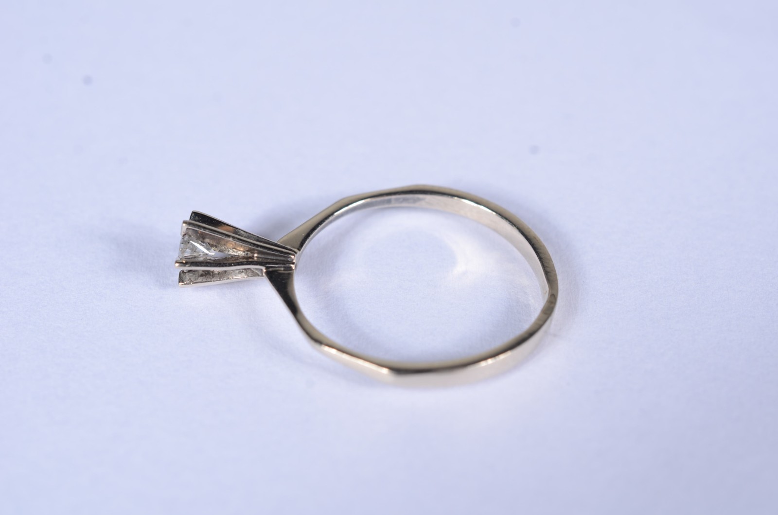 Solitário de ouro branco com um brilhante e 0,10 ct, aro 19. (Por... - foto 3 de 8