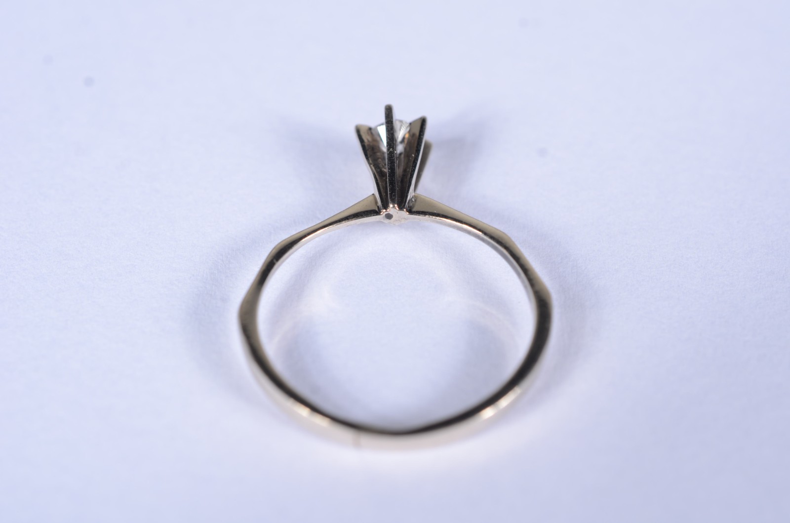 Solitário de ouro branco com um brilhante e 0,10 ct, aro 19. (Por... - foto 5 de 8