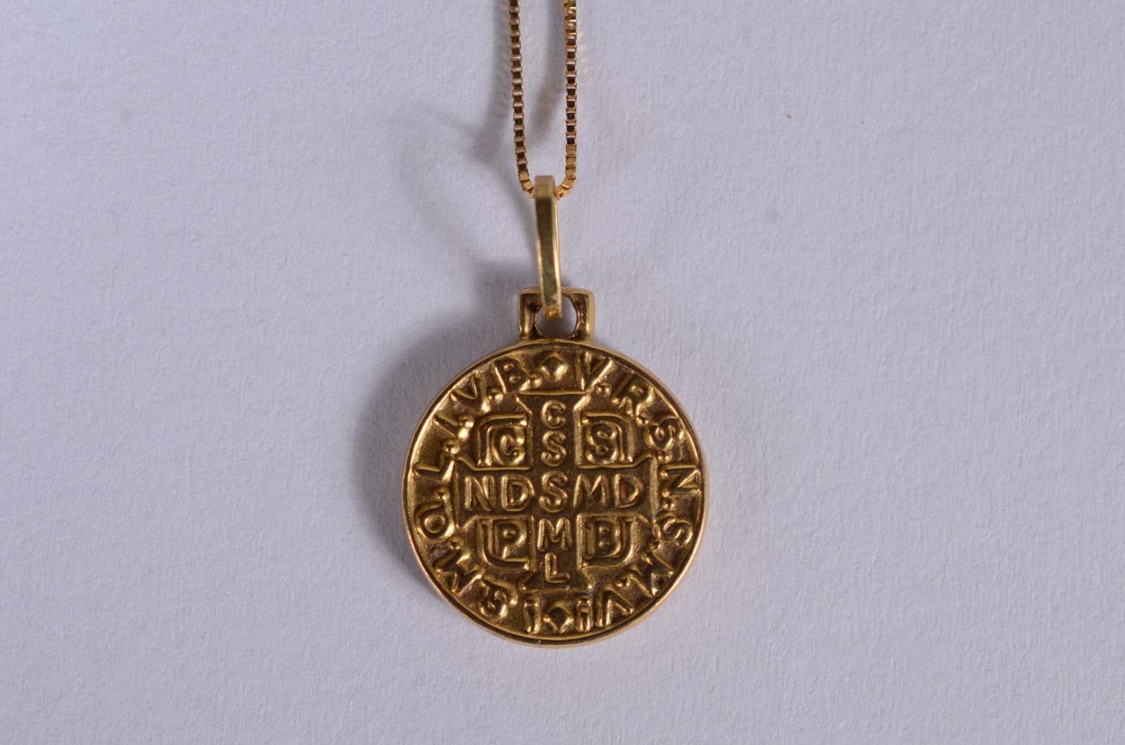 Colar de ouro 18 k., contraste 750 com pendente São Bento. (Por... - foto 6 de 9
