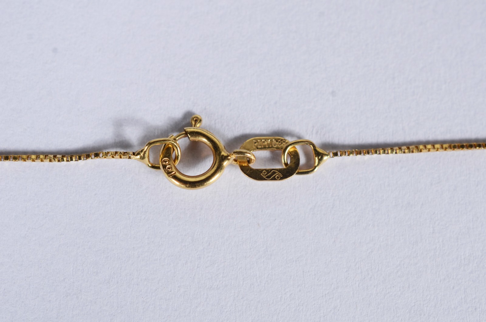 Colar de ouro 18 k., contraste 750 com pendente São Bento. (Por... - foto 8 de 9