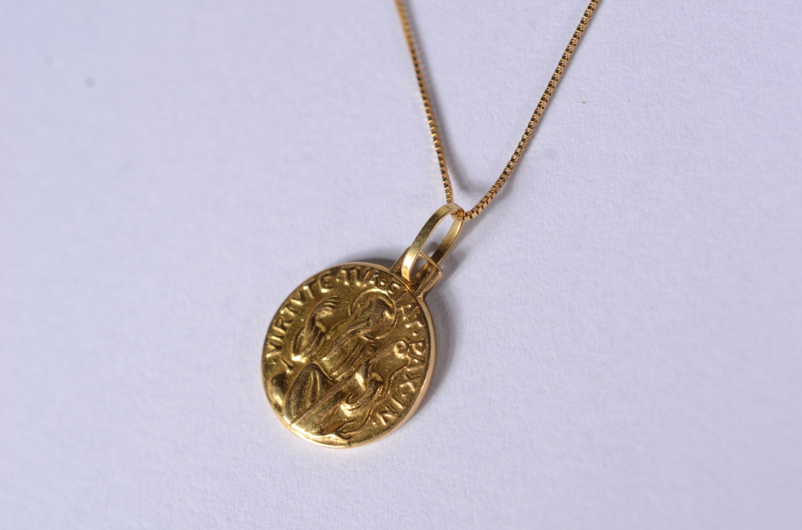 Colar de ouro 18 k., contraste 750 com pendente São Bento. (Por... - foto 1 de 9