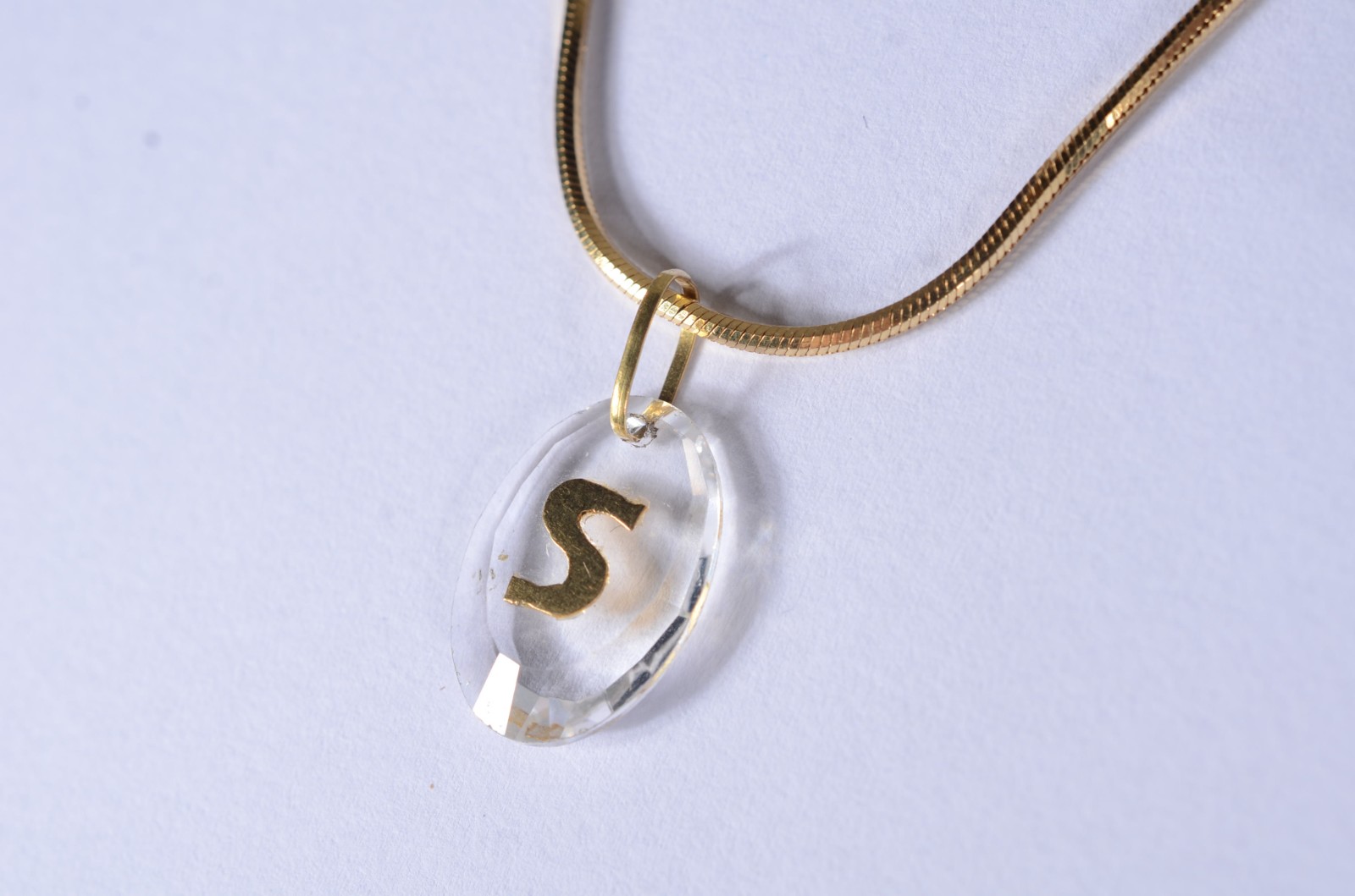 Colar de ouro 18 k., contraste 750, pendente com a letra "S". (Por... - foto 1 de 8