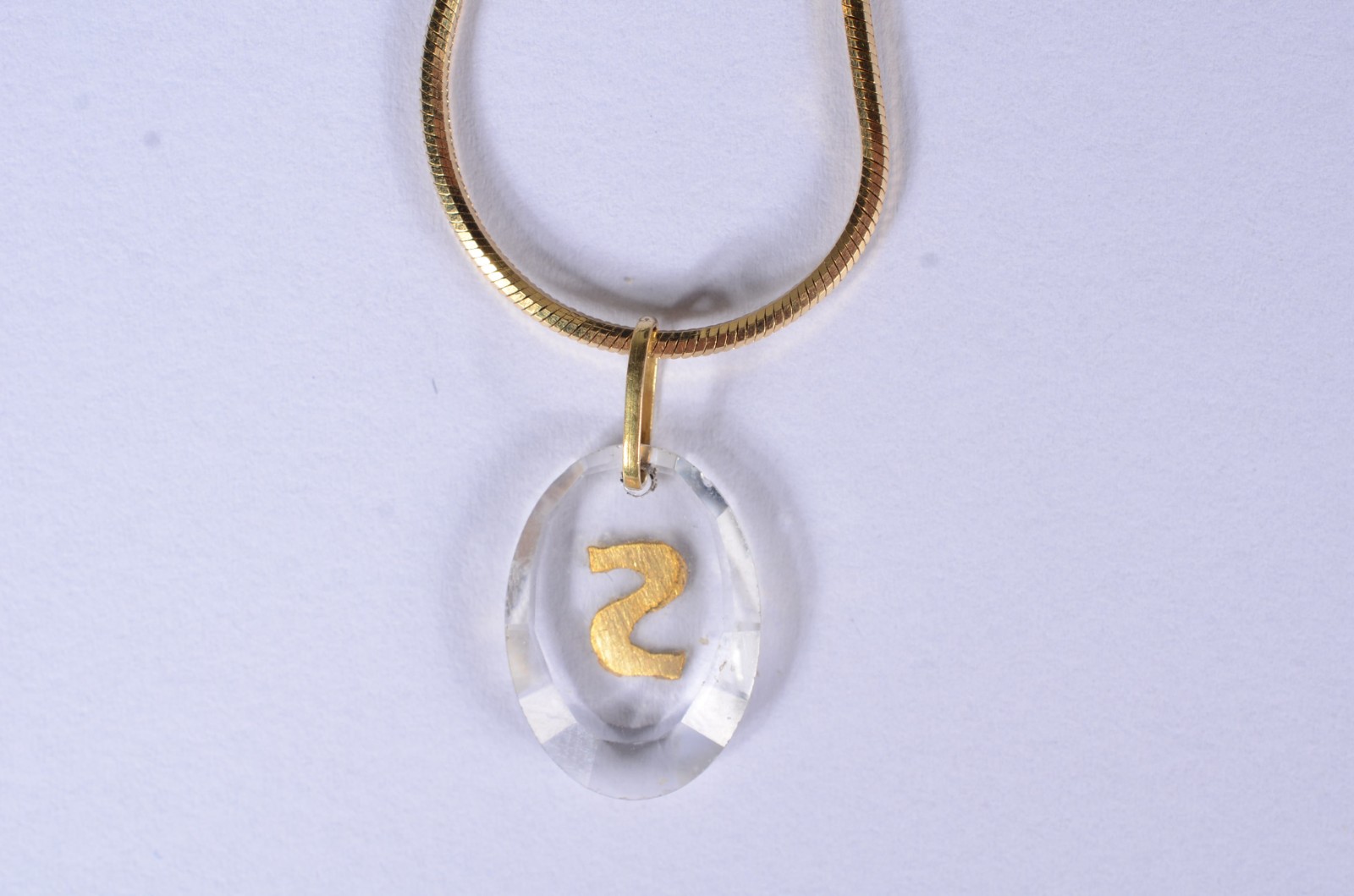 Colar de ouro 18 k., contraste 750, pendente com a letra "S". (Por... - foto 2 de 8