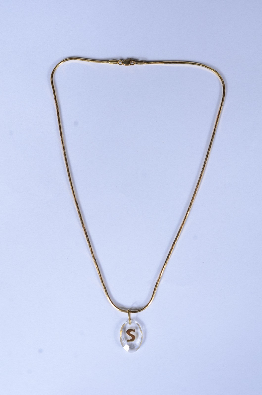 Colar de ouro 18 k., contraste 750, pendente com a letra "S". (Por... - foto 3 de 8