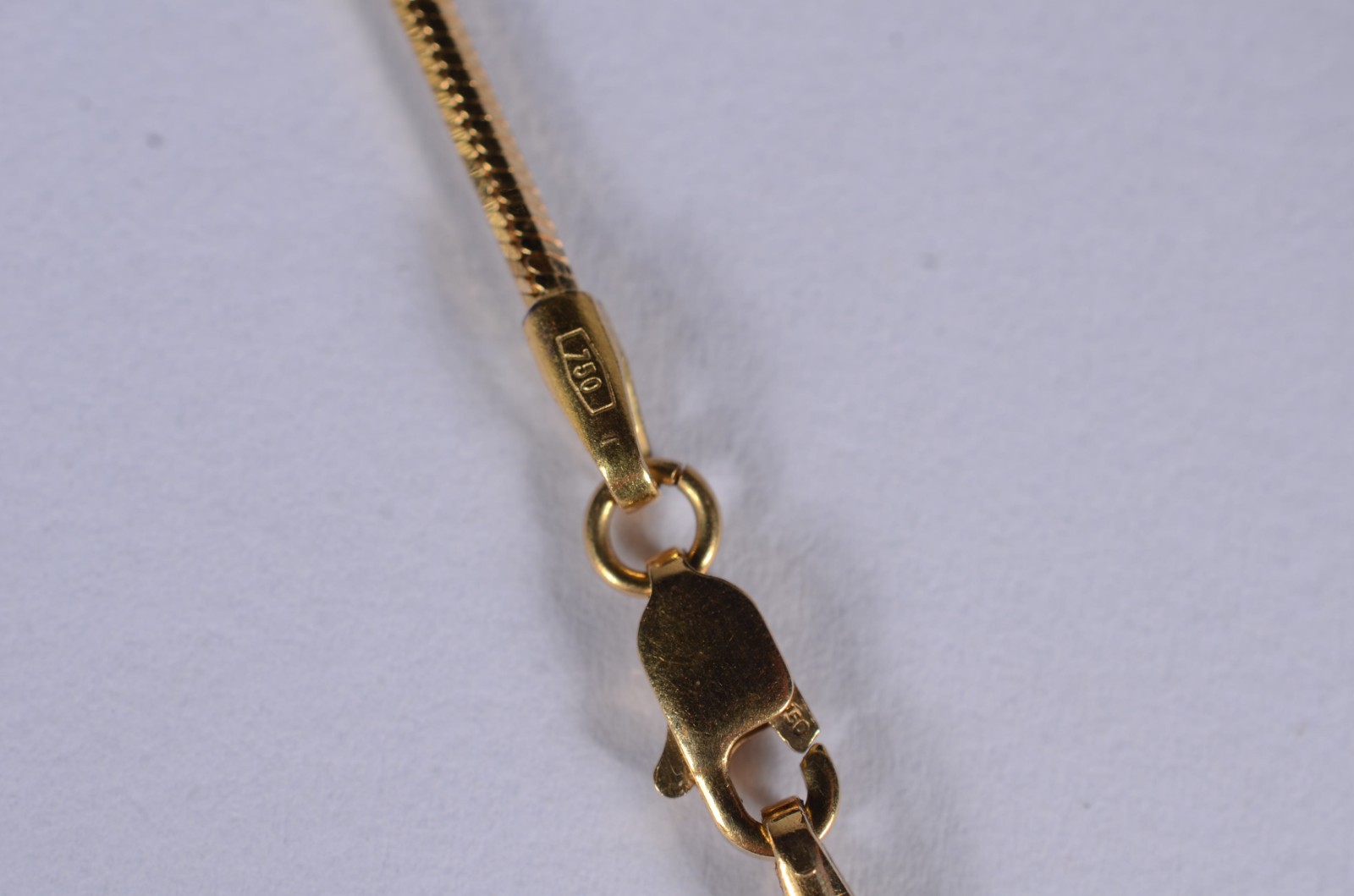 Colar de ouro 18 k., contraste 750, pendente com a letra "S". (Por... - foto 4 de 8