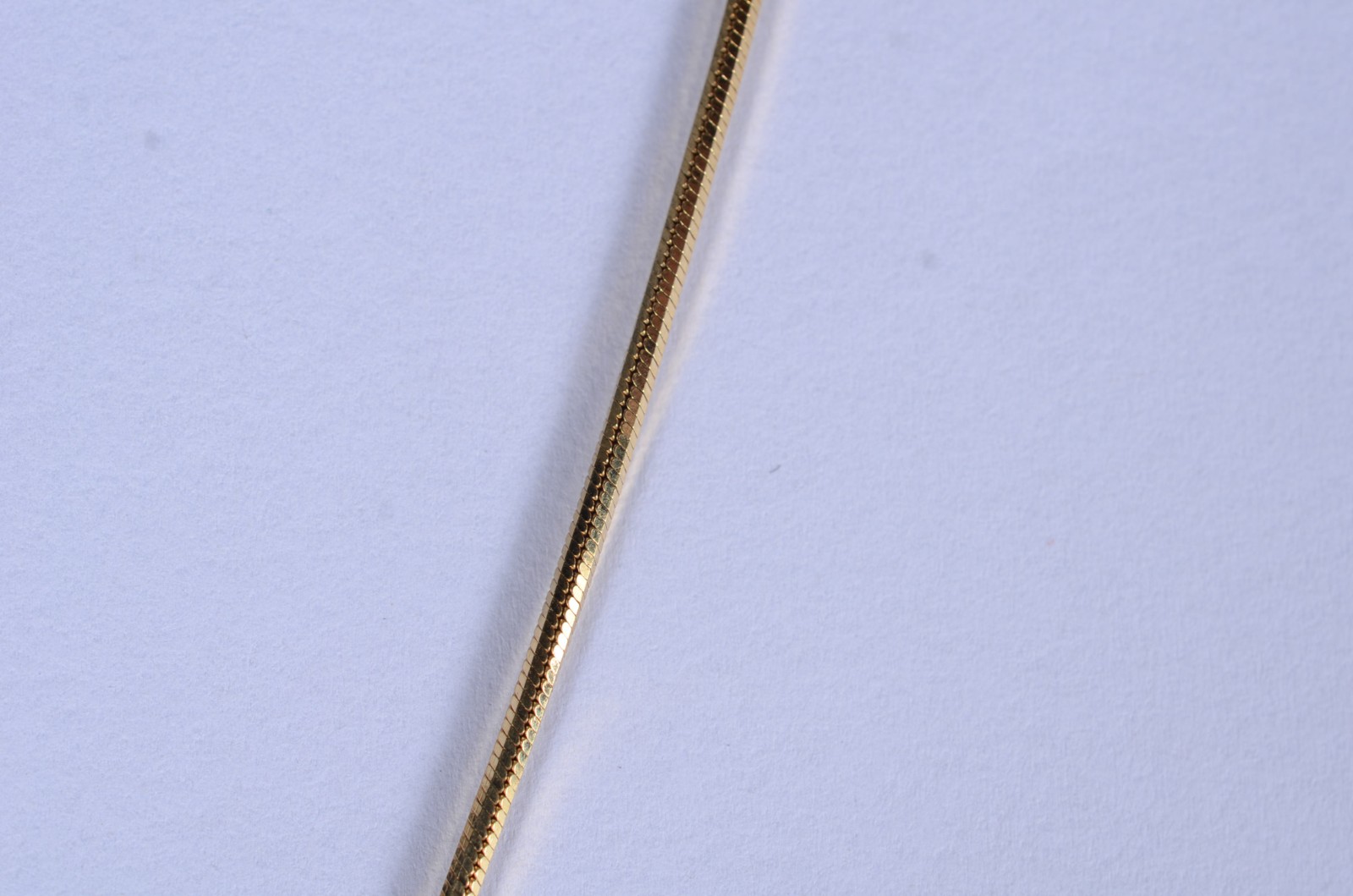 Colar de ouro 18 k., contraste 750, pendente com a letra "S". (Por... - foto 5 de 8