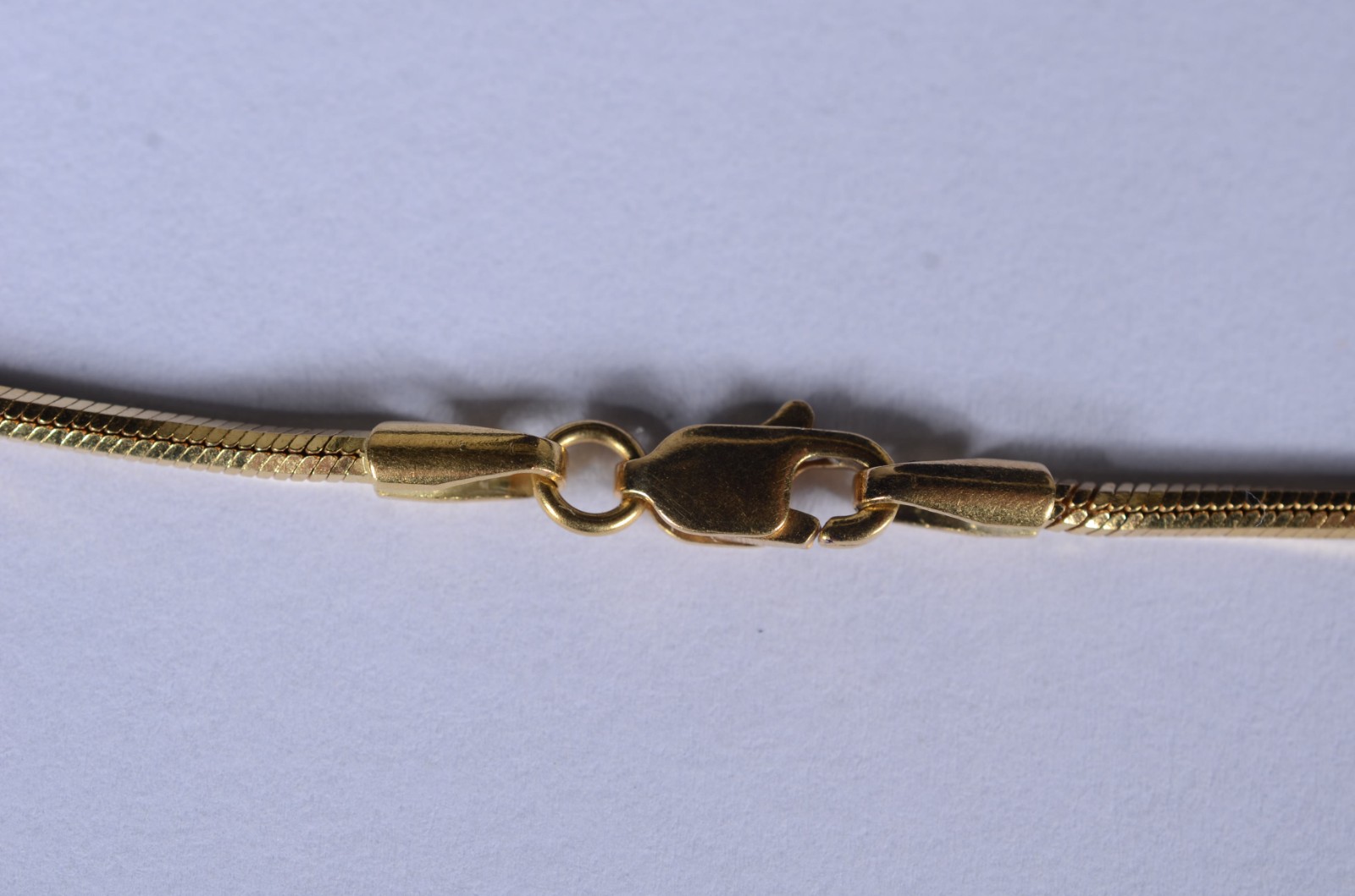 Colar de ouro 18 k., contraste 750, pendente com a letra "S". (Por... - foto 6 de 8