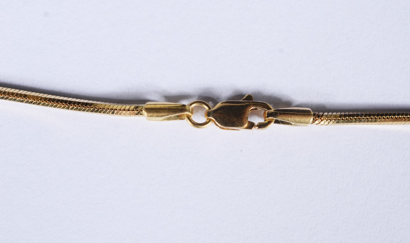 Colar de ouro 18 k., contraste 750, pendente com a letra "S". (Por... - foto 7 de 8