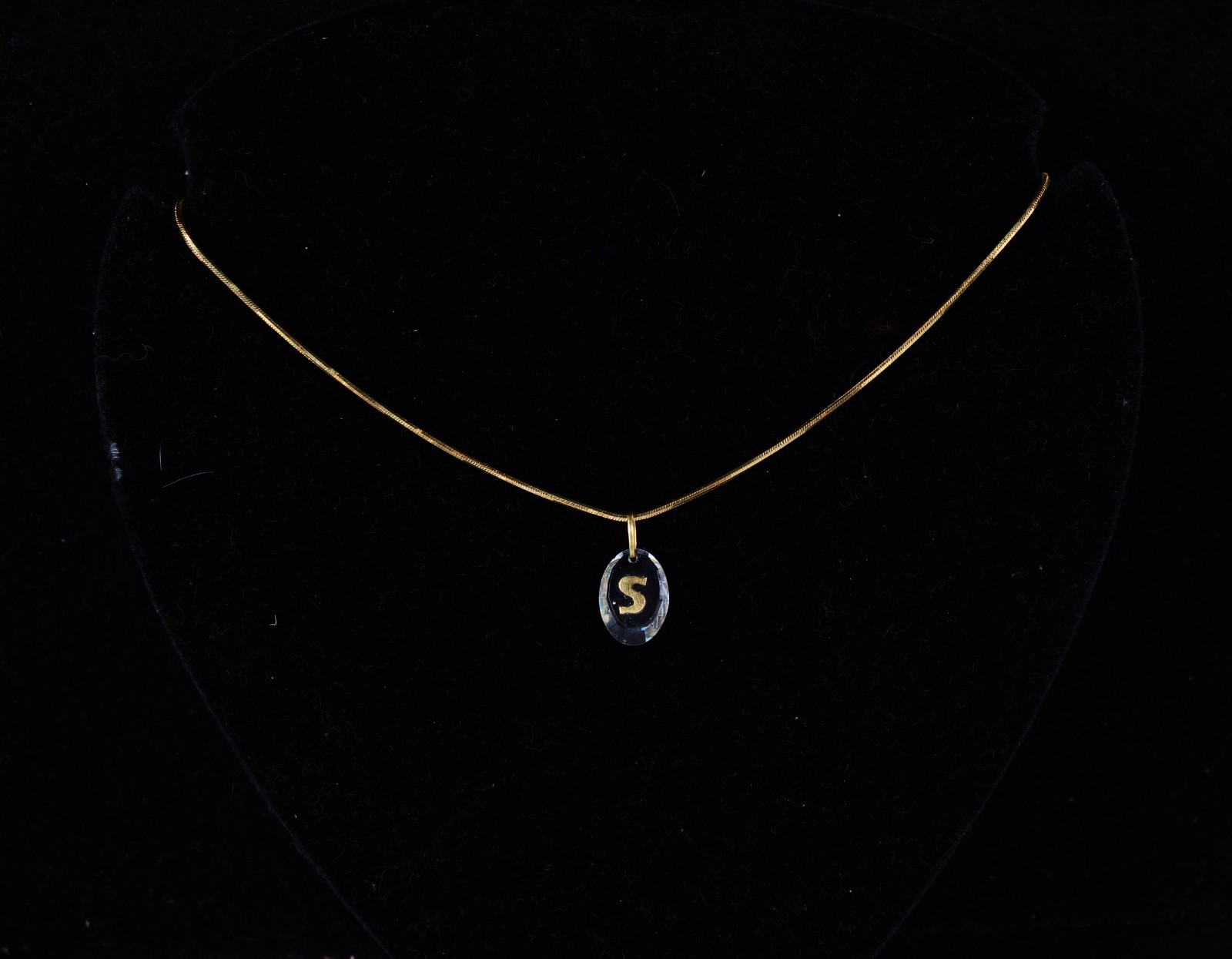Colar de ouro 18 k., contraste 750, pendente com a letra "S". (Por... - foto 8 de 8