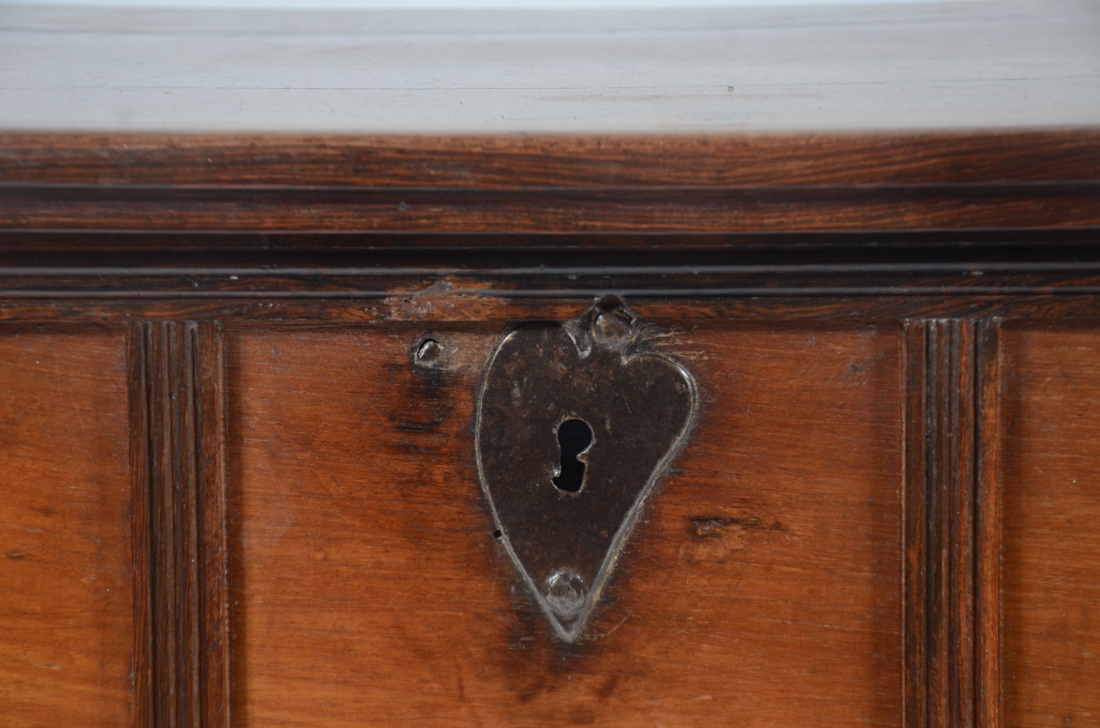 Arca em vinhático com tampo emoldurado em jacarandá. Notar o espelho... - foto 10 de 11