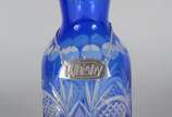 Garrafa de cristal doublé azul lapidada, placa ... - Garrafa de cristal doublé azul lapidada, placa para bebida de metal prateado.