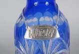 Garrafa de cristal doublé azul lapidada, placa ... - Garrafa de cristal doublé azul lapidada, placa para bebida de metal prateado.