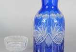 Garrafa de cristal doublé azul lapidada, placa ... - Garrafa de cristal doublé azul lapidada, placa para bebida de metal prateado.