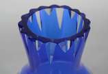 Garrafa de cristal doublé azul lapidada, placa ... - Garrafa de cristal doublé azul lapidada, placa para bebida de metal prateado.