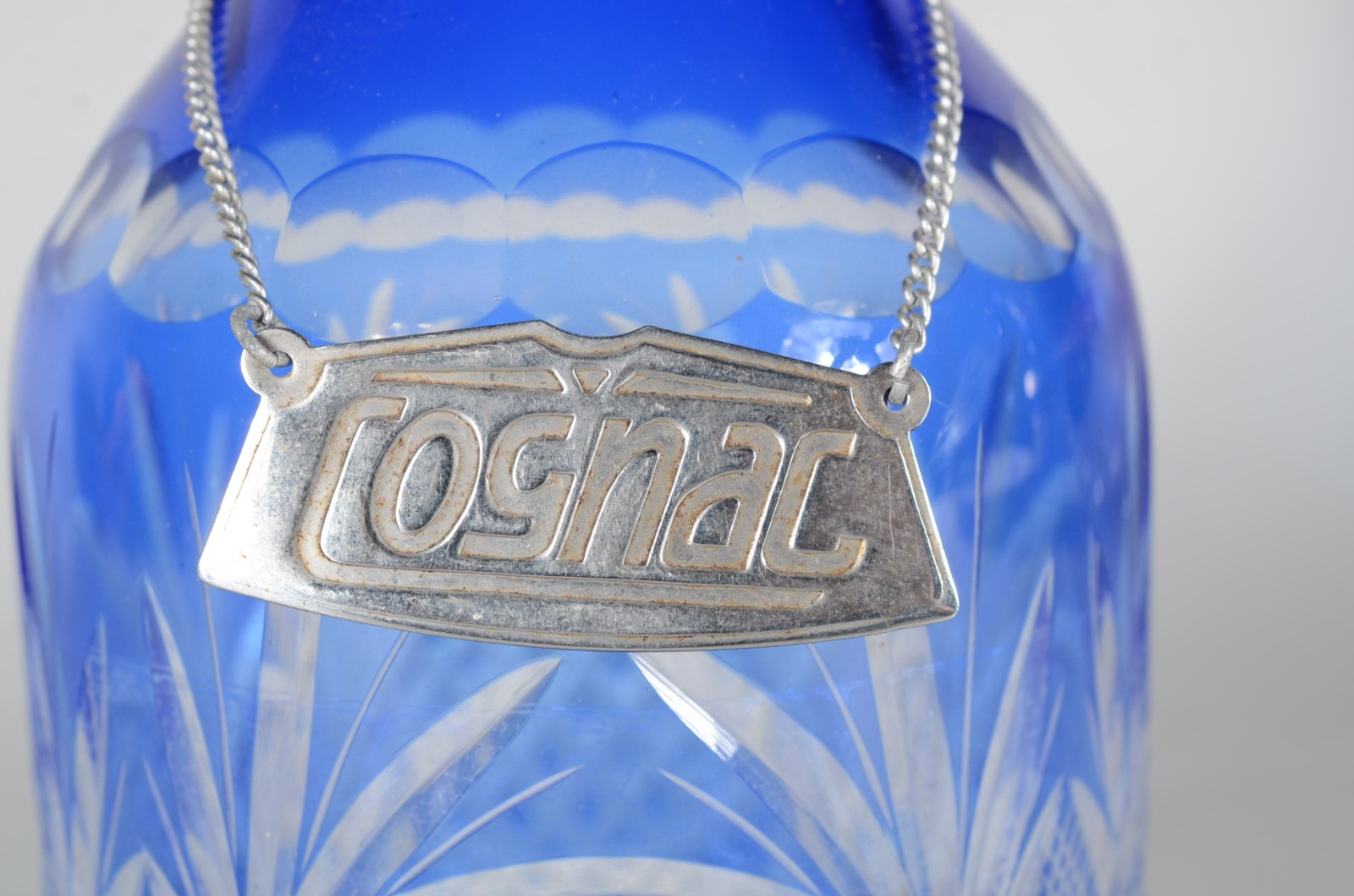 Garrafa de cristal doublé azul lapidado, placa de bebida de metal... - foto 2 de 7