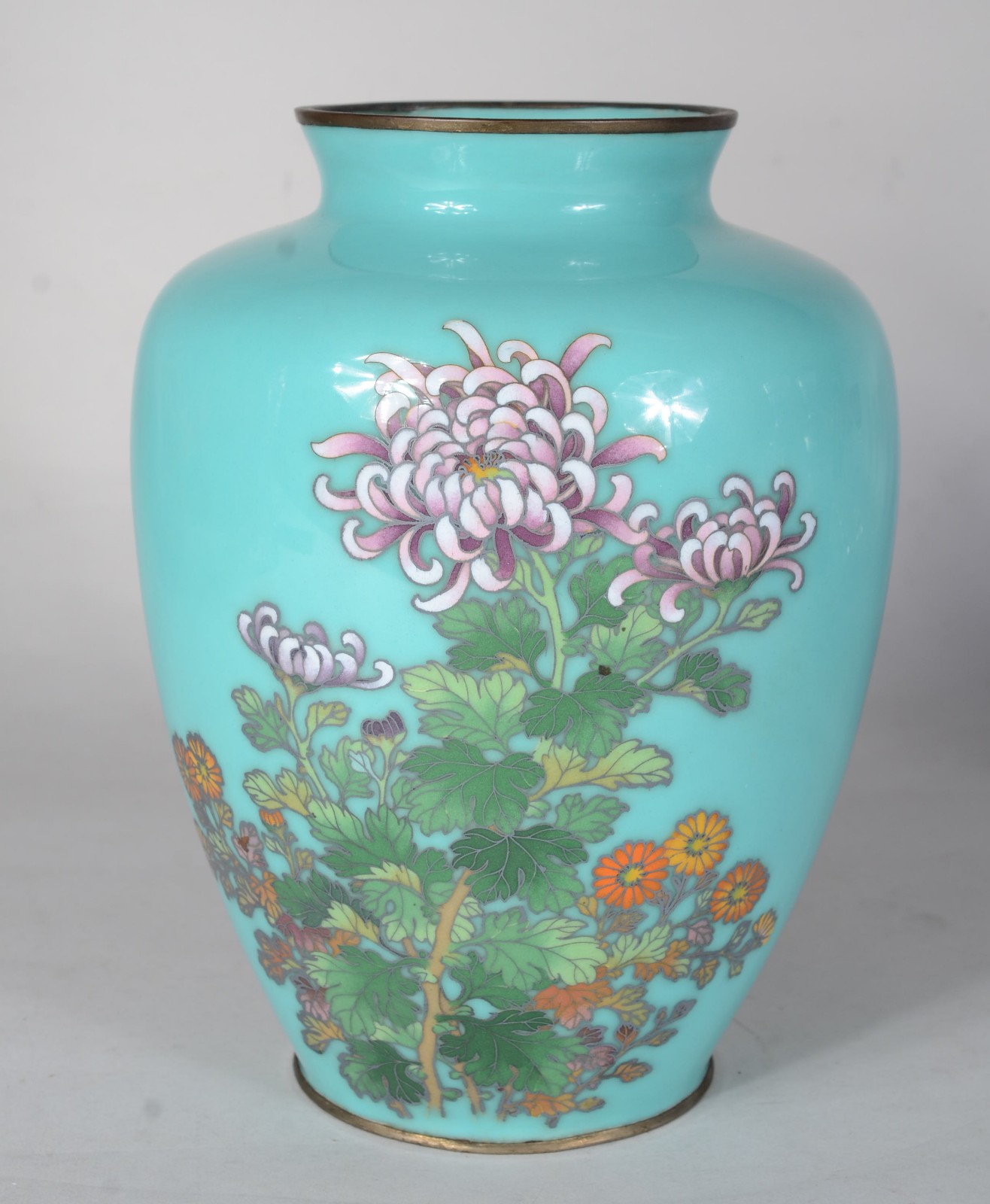 Vaso de cloisoné, fundo verde com flores em policromia. - foto 1 de 6