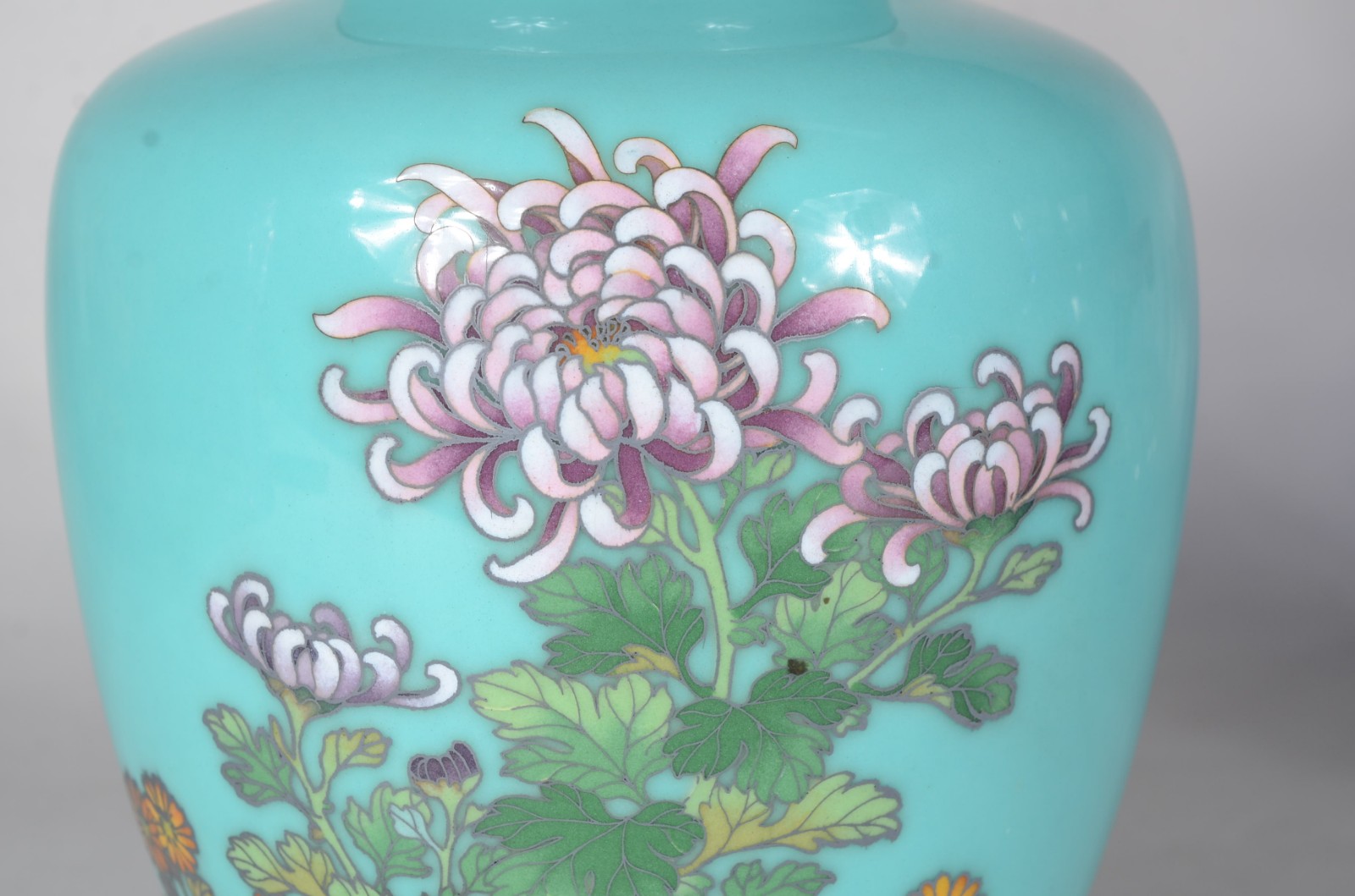 Vaso de cloisoné, fundo verde com flores em policromia. - foto 2 de 6