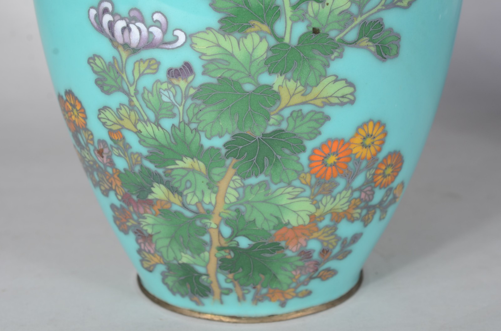 Vaso de cloisoné, fundo verde com flores em policromia. - foto 3 de 6