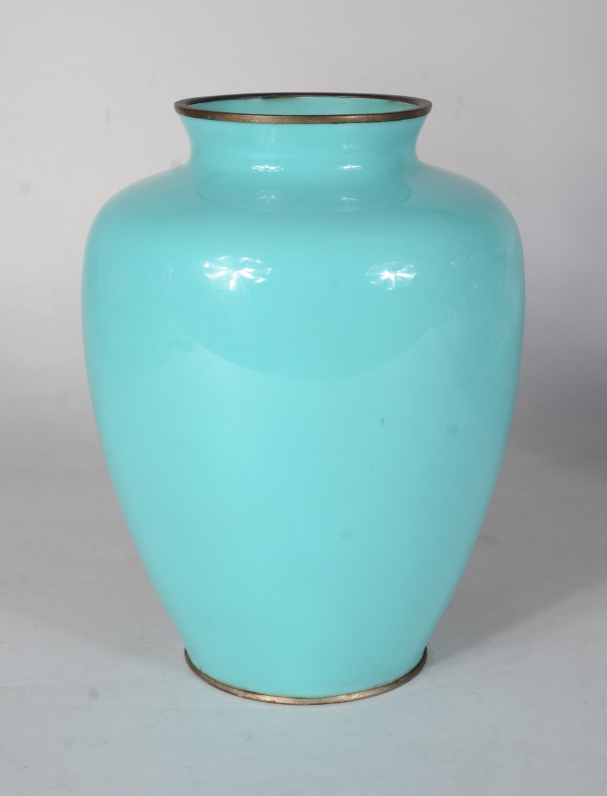 Vaso de cloisoné, fundo verde com flores em policromia. - foto 4 de 6