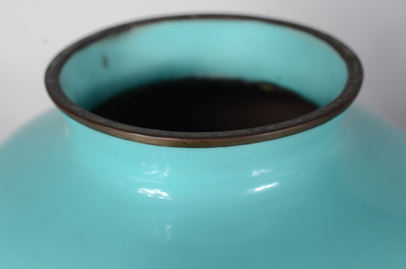 Vaso de cloisoné, fundo verde com flores em policromia. - foto 6 de 6