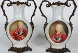 Par de ânforas de porcelana e bronze , figuras ... - Par de ânforas de porcelana e bronze , figuras de nobres em policromia.
