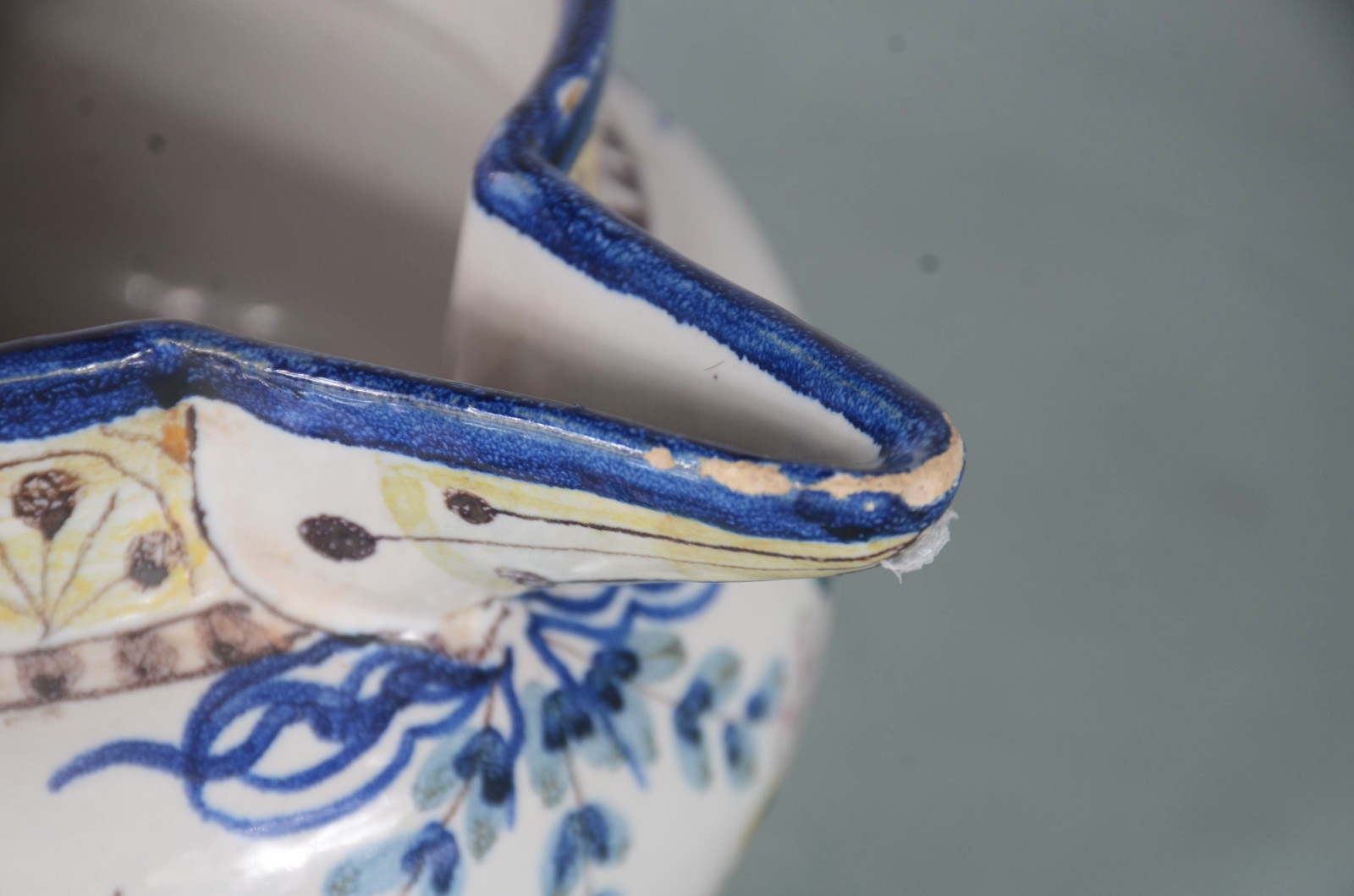 Duas peças, sendo: Escultura de porcelana italiana representando... - foto 6 de 11