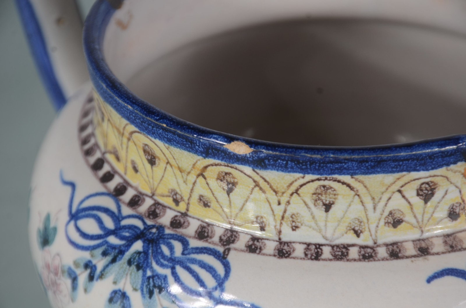 Duas peças, sendo: Escultura de porcelana italiana representando... - foto 9 de 11